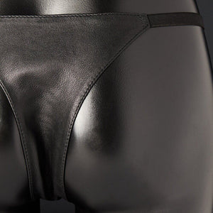 Culotte en cuir noir House of SXN, design minimaliste et épuré avec triangle de cuir posé bas sur les hanches. Un accessoire de luxe pour une allure provocante et confortable.