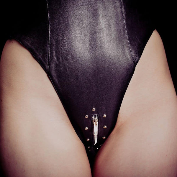 Photo Détail Entrejambe d'une Femme avec un Body Noir en Cuir Effet Second Peau Zip