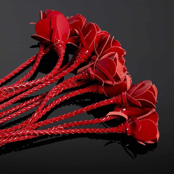 Fouet Rosa Sanguine HOUSE OF SXN, cuir verni rouge, douze lanières tressées, rose en cuir, BDSM de luxe, fabriqué à la main à Palm Beach, plaisir raffiné et sophistiqué.