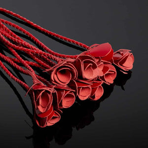 Fouet Rosa Sanguine HOUSE OF SXN, cuir verni rouge, douze lanières tressées, rose en cuir, BDSM de luxe, fabriqué à la main à Palm Beach, plaisir raffiné et sophistiqué.