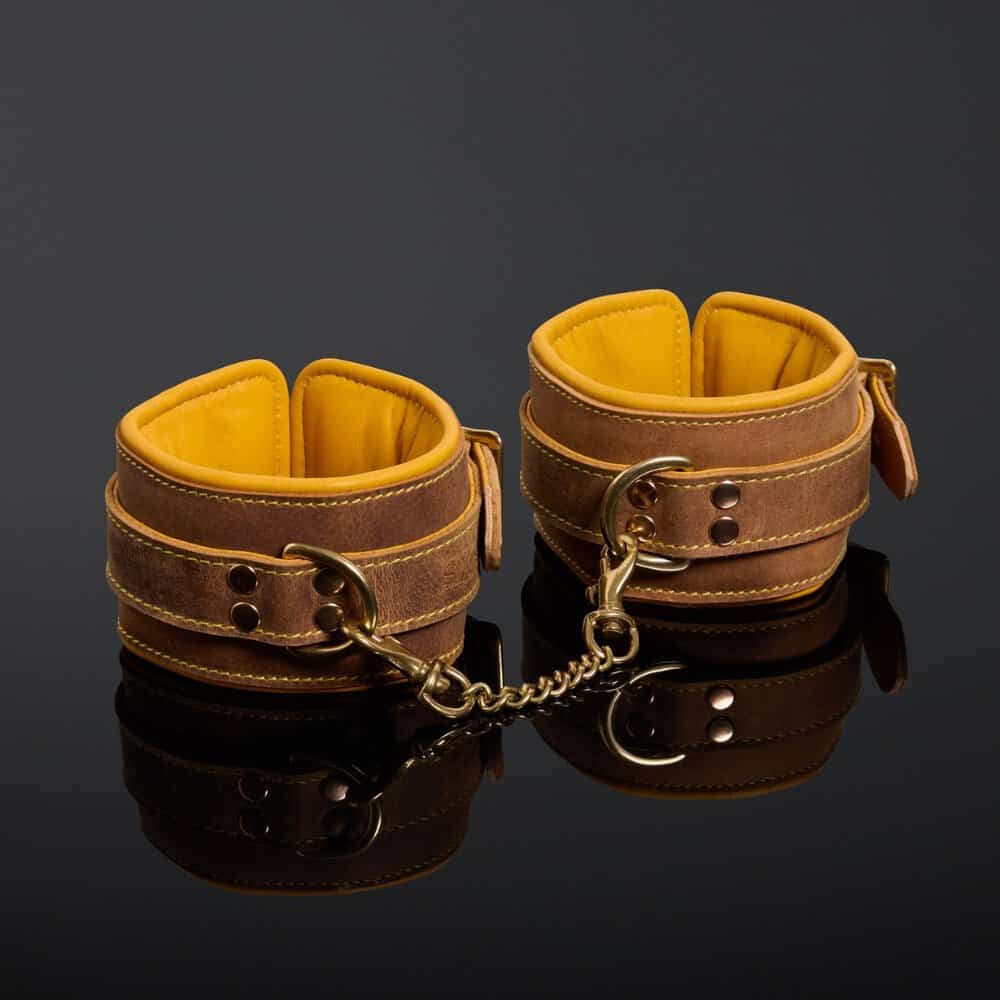 Menottes Jaune et Marron en Cuir nubuck italien et Métal finitions dorées