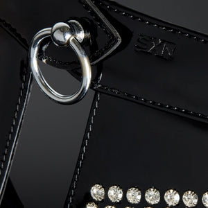 Collier de Posture en Cuir verni noir la structure interne est rigide et la doublure est en peau de mouton rembourrée Orné de 184 cristaux sertis à la main