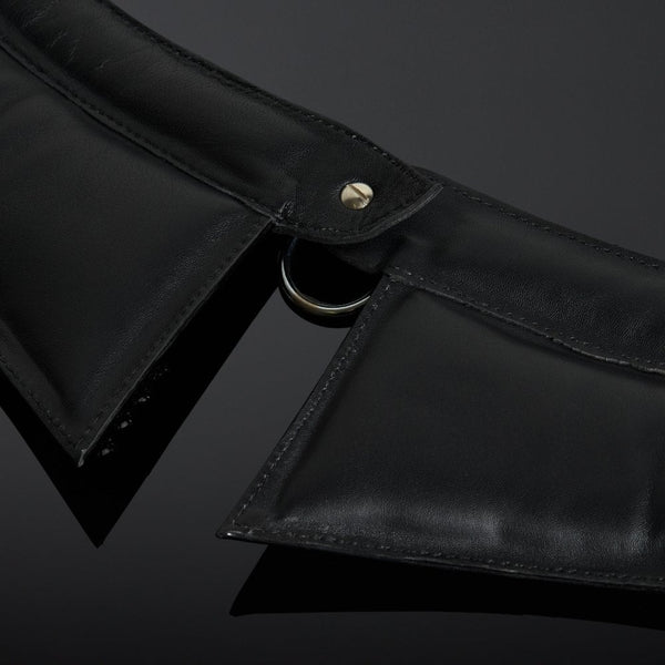 Collier de Posture en Cuir verni noir la structure interne est rigide et la doublure est en peau de mouton rembourrée Orné de 184 cristaux sertis à la main