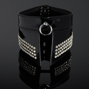 Collier de Posture en Cuir verni noir la structure interne est rigide et la doublure est en peau de mouton rembourrée Orné de 184 cristaux sertis à la main