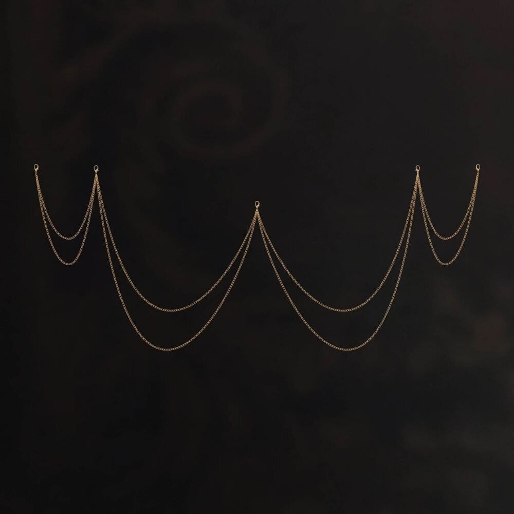 L’accessoire chaîne AIMÉE rehausse votre lingerie avec une touche précieuse et raffinée. Ses chaînes dorées délicates, dotées de clips sophistiqués, s’attachent facilement au soutien-gorge long AIMÉE pour un effet bijou subtil. Conçu pour sublimer votre silhouette, il allie glamour et élégance intemporelle. Entièrement fabriqué à la main, il incarne l’art du détail et du luxe.