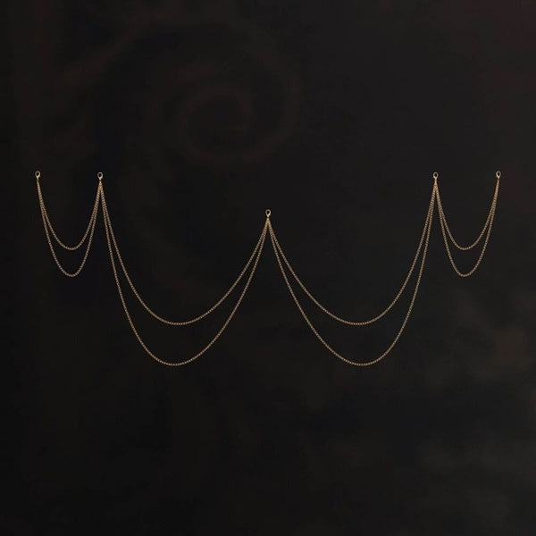 L’accessoire chaîne AIMÉE rehausse votre lingerie avec une touche précieuse et raffinée. Ses chaînes dorées délicates, dotées de clips sophistiqués, s’attachent facilement au soutien-gorge long AIMÉE pour un effet bijou subtil. Conçu pour sublimer votre silhouette, il allie glamour et élégance intemporelle. Entièrement fabriqué à la main, il incarne l’art du détail et du luxe.