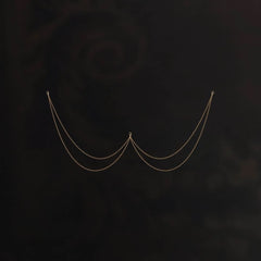 L’accessoire chaîne AIMÉE sublime votre lingerie avec une touche précieuse et sophistiquée. Ses délicates chaînes dorées, dotées de clips raffinés, s’attachent facilement pour un effet bijou élégant. Conçu pour rehausser la culotte brésilienne AIMÉE, il apporte glamour et sensualité. Son design délicat souligne la silhouette avec finesse. Entièrement fabriqué à la main, il incarne l’élégance et le luxe.