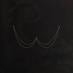 L’accessoire chaîne AIMÉE sublime votre lingerie avec une touche précieuse et sophistiquée. Ses délicates chaînes dorées, dotées de clips raffinés, s’attachent facilement pour un effet bijou élégant. Conçu pour rehausser la culotte brésilienne AIMÉE, il apporte glamour et sensualité. Son design délicat souligne la silhouette avec finesse. Entièrement fabriqué à la main, il incarne l’élégance et le luxe.