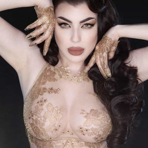 Le soutien-gorge long AIMÉE est une pièce artisanale raffinée, confectionnée à la main avec de la luxueuse dentelle Leavers française en or rosé, fusionnée sans couture et doublée de tulle ultra-transparent pour un effet galbant sublimé. Chaque motif de dentelle est minutieusement découpé et placé pour créer un éclat subtil sur votre peau. Ce modèle est orné de cristaux scintillants et de chaînes amovibles en or, offrant une finition précieuse. Il est équipé de bretelles entièrement réglables, de bretelles 