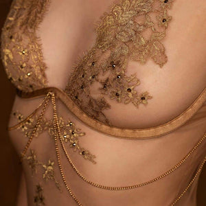 Détail d'une Femme de 3/4 portant un Body couleur Chair avec des Broderies Dorées