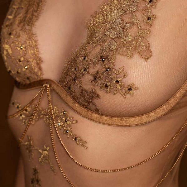 Détail d'une Femme de 3/4 portant un Body couleur Chair avec des Broderies Dorées