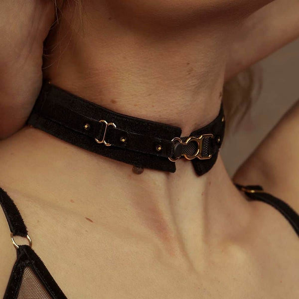 Femme de 3/4 portant un Choker en Lanière élastique couleur Noir