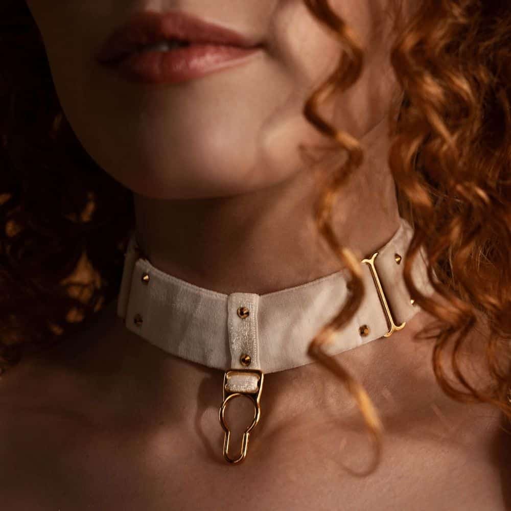 Femme de Devant portant un Choker Large Velours Blanc