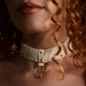 Femme de Devant portant un Choker Large Velours Blanc