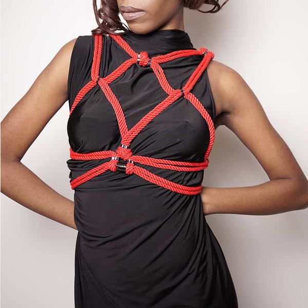 Harnais rouge en corde shibari bondage nouée autour des seins Figure of A chez Brigade Mondaine