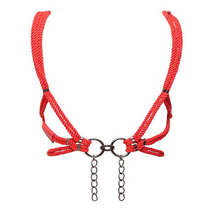 Harnais rouge en corde shibari bondage nouée autour des sein et dos nu Figure of A chez Brigade Mondaine
