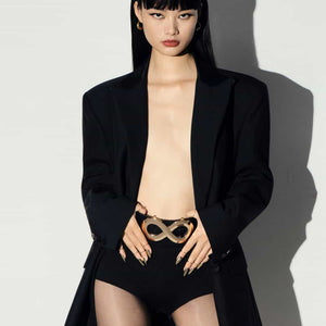 Ceinture AELLIA IINFYNII noire avec fermoir métallique en forme d’infini portée à la taille, accessoire graphique et contemporain proposé par Brigade Mondaine Paris