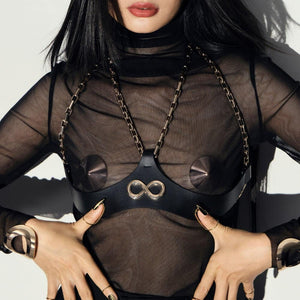 Soutien-gorge cage ARIA IINFYNII noir avec structure graphique et chaînes métalliques porté sur top en mesh, pièce lingerie design chez Brigade Mondaine Paris