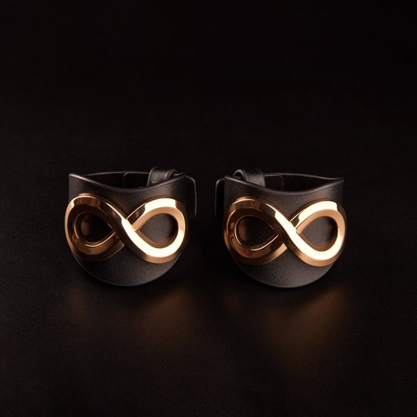 Bracelets SASKIA IINFYNII en cuir noir avec anneau métallique doré, détail de bracelet ajustable, accessoire de corps sélection Brigade Mondaine Paris