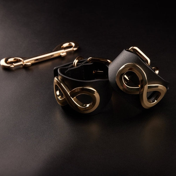 Menottes SEVERA IINFYNII en cuir noir avec anneaux métalliques, set de bracelets ajustables au design graphique, accessoire de corps haut de gamme, sélection Brigade Mondaine Paris