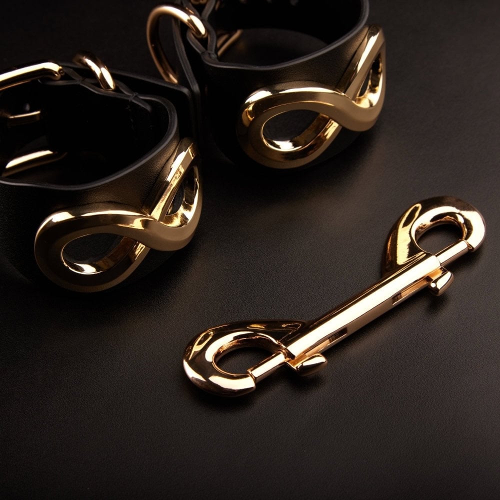 Menottes SEVERA IINFYNII en cuir noir avec anneaux métalliques, set de bracelets ajustables au design graphique, accessoire de corps haut de gamme, sélection Brigade Mondaine Paris