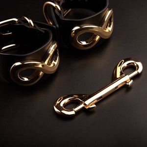 Menottes SEVERA IINFYNII en cuir noir avec anneaux métalliques, set de bracelets ajustables au design graphique, accessoire de corps haut de gamme, sélection Brigade Mondaine Paris