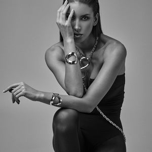 Choker chaînes ARIA IINFYNII en métal doré porté près du cou, bijou statement à maillons multiples proposé par Brigade Mondaine Paris