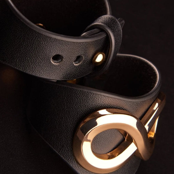 Bracelets SASKIA IINFYNII en cuir noir avec anneau métallique doré, détail de bracelet ajustable, accessoire de corps sélection Brigade Mondaine Paris