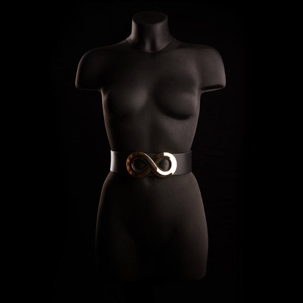 Ceinture AELLIA IINFYNII noire avec fermoir métallique en forme d’infini portée à la taille, accessoire graphique et contemporain proposé par Brigade Mondaine Paris