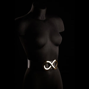 Ceinture AELLIA IINFYNII noire avec fermoir métallique en forme d’infini portée à la taille, accessoire graphique et contemporain proposé par Brigade Mondaine Paris