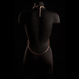 Chaîne de corps ARIA IINFYNII en métal doré portée sur un bustier noir, accessoire graphique et structurant proposé par Brigade Mondaine Paris