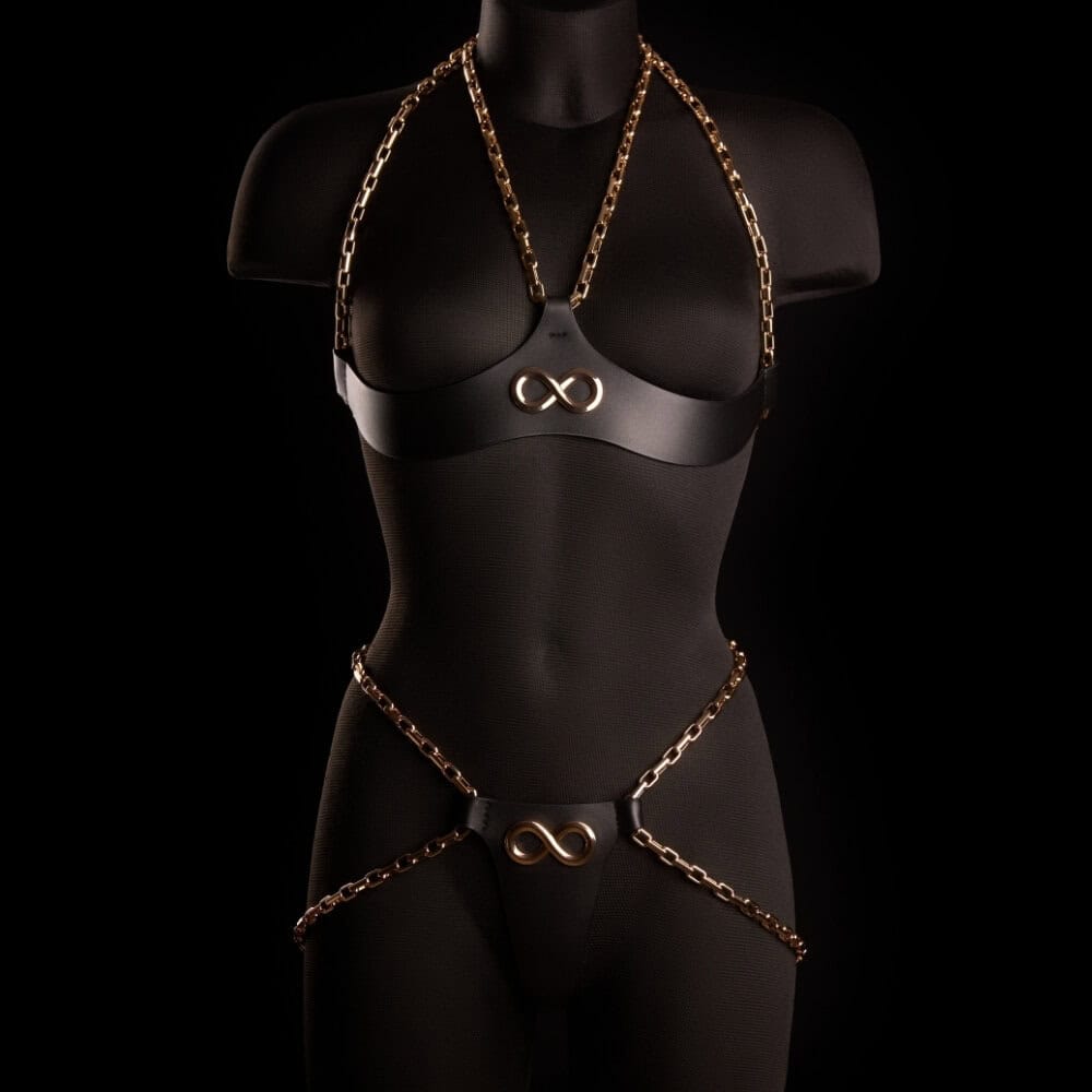 Culotte ouverte ARIA IINFYNII en cuir noir avec chaînes dorées et symbole infini, pièce graphique et structurée, sélection Brigade Mondaine Paris