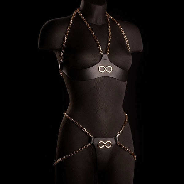 Culotte ouverte ARIA IINFYNII en cuir noir avec chaînes dorées et symbole infini, pièce graphique et structurée, sélection Brigade Mondaine Paris