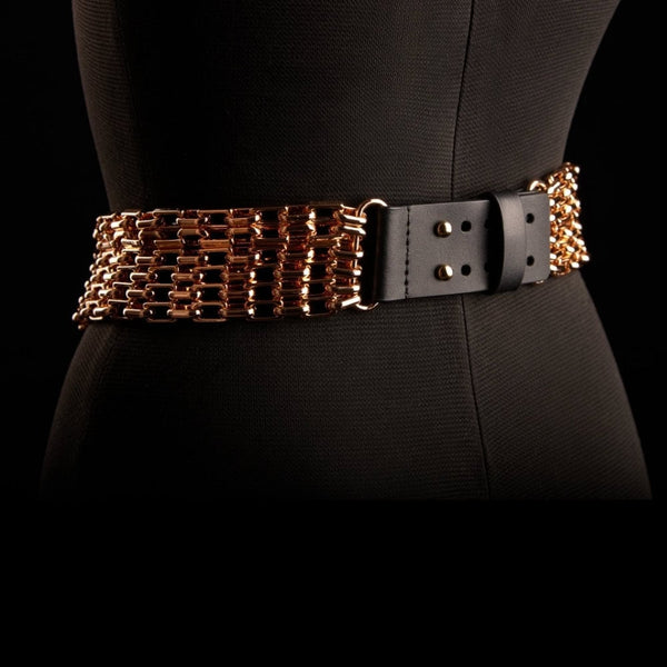 La ceinture bijou ARIA de la maison IINFYNII s’impose comme une pièce de tension et de contraste. Le jeu entre matière mate et chaînes métalliques crée une ligne graphique nette, pensée pour souligner la taille avec autorité. À mi-chemin entre accessoire et bijou, elle structure la silhouette et apporte une dimension presque cérémonielle à l’allure. Portée seule ou en superposition, ARIA affirme un langage visuel radical, précis, sans compromis.