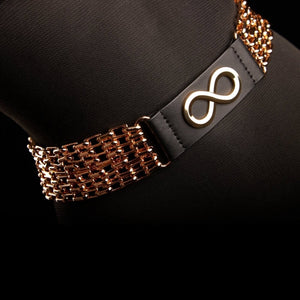 La ceinture bijou ARIA de la maison IINFYNII s’impose comme une pièce de tension et de contraste. Le jeu entre matière mate et chaînes métalliques crée une ligne graphique nette, pensée pour souligner la taille avec autorité. À mi-chemin entre accessoire et bijou, elle structure la silhouette et apporte une dimension presque cérémonielle à l’allure. Portée seule ou en superposition, ARIA affirme un langage visuel radical, précis, sans compromis.