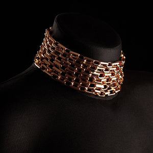 Choker chaînes ARIA IINFYNII en métal doré porté près du cou, bijou statement à maillons multiples proposé par Brigade Mondaine Paris