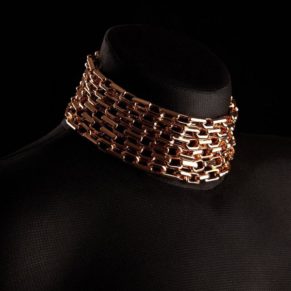 Choker chaînes ARIA IINFYNII en métal doré porté près du cou, bijou statement à maillons multiples proposé par Brigade Mondaine Paris
