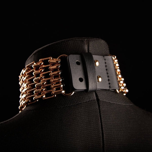 Choker chaînes ARIA IINFYNII en métal doré porté près du cou, bijou statement à maillons multiples proposé par Brigade Mondaine Paris