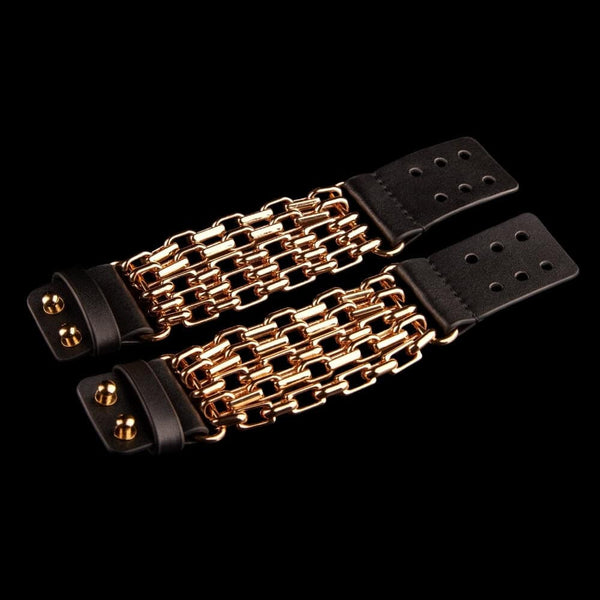 Bracelets ARIA IINFYNII en chaînes métalliques portés aux poignets, accessoires graphiques et structurés proposés par Brigade Mondaine Paris