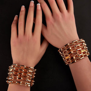 Les bracelets ARIA de la marque IINFYNII se distinguent par une construction en chaînes épaisses, pensées comme une parure à part entière. Leur présence graphique habille le poignet avec intensité et structure la silhouette par un jeu de volumes maîtrisé. Portés seuls ou en accumulation, ils transforment un geste, soulignent une posture et imposent un langage visuel fort. Une pièce conçue pour celles qui envisagent l’accessoire comme un point d’ancrage du style.