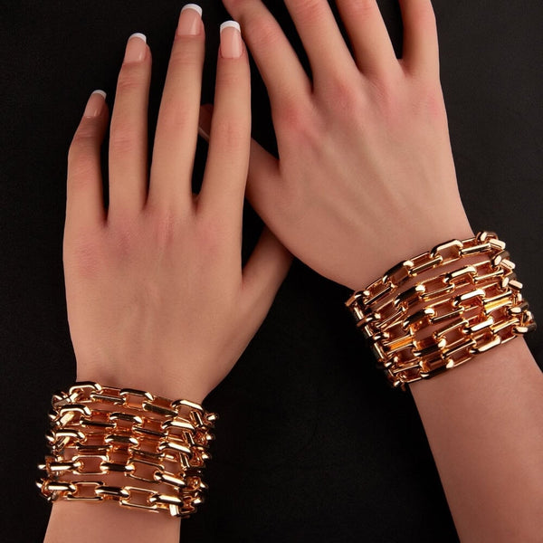 Les bracelets ARIA de la marque IINFYNII se distinguent par une construction en chaînes épaisses, pensées comme une parure à part entière. Leur présence graphique habille le poignet avec intensité et structure la silhouette par un jeu de volumes maîtrisé. Portés seuls ou en accumulation, ils transforment un geste, soulignent une posture et imposent un langage visuel fort. Une pièce conçue pour celles qui envisagent l’accessoire comme un point d’ancrage du style.