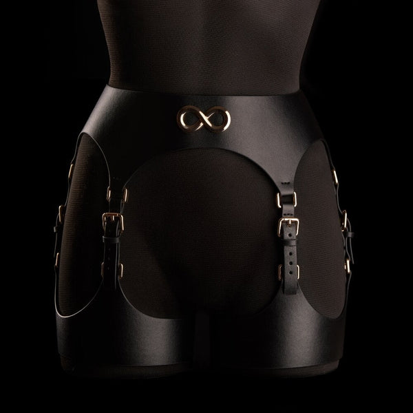 Porte-jarretelles Neria en cuir noir IINFYNII présenté chez Brigade Mondaine Paris, porté sur mannequin, taille haute structurée, sangles réglables et finitions métalliques dorées.