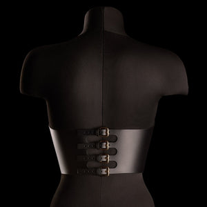 Bustier Neria noir en cuir IINFYNII présenté chez Brigade Mondaine Paris, porté sur mannequin, coupe ajustée sous la poitrine, bretelles fines réglables et bijou central doré.