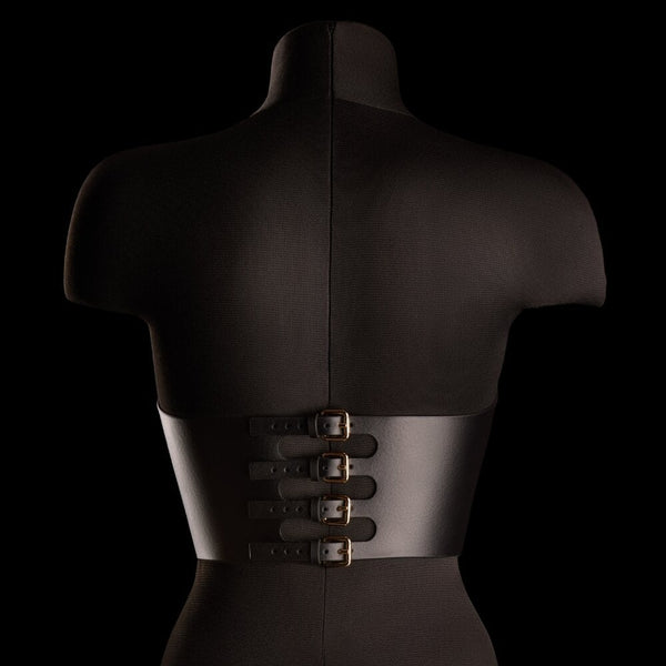 Bustier Neria noir en cuir IINFYNII présenté chez Brigade Mondaine Paris, porté sur mannequin, coupe ajustée sous la poitrine, bretelles fines réglables et bijou central doré.