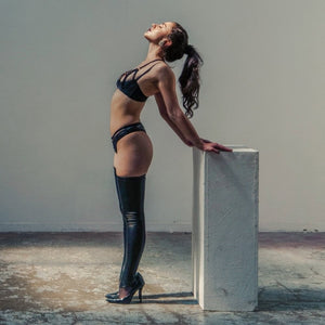 Soutien-gorge ouvert et string Luxure CATANZARO portés sur modèle, avec découpes structurées, sangles noires et matières contrastées, ensemble haut de gamme proposé par Brigade Mondaine.
