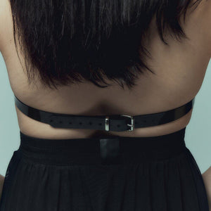 Soutien-gorge invisible noir avec détails métalliques et effet seconde peau