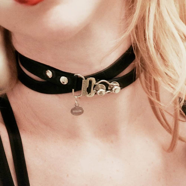 Bracelet/Choker noir en cuir vendu par Brigade Mondaine.