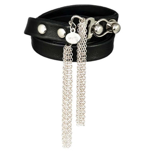 Bracelet en cuir noir à pampilles.