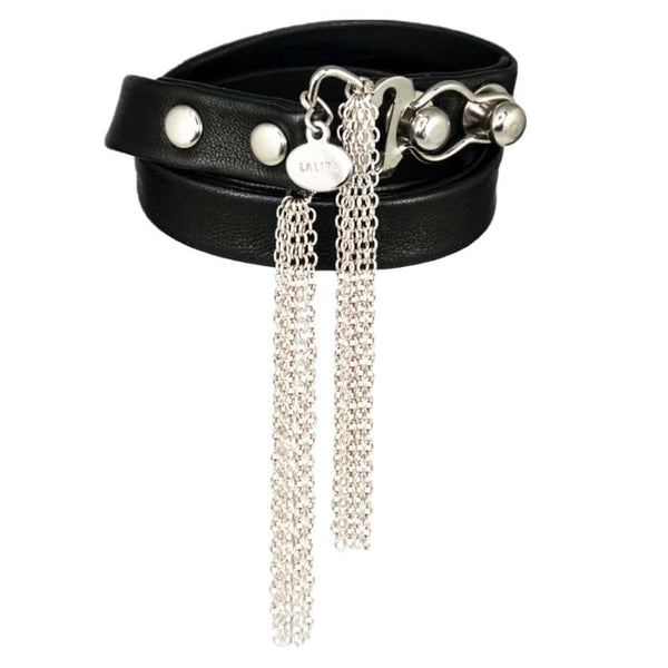 Bracelet en cuir noir à pampilles.