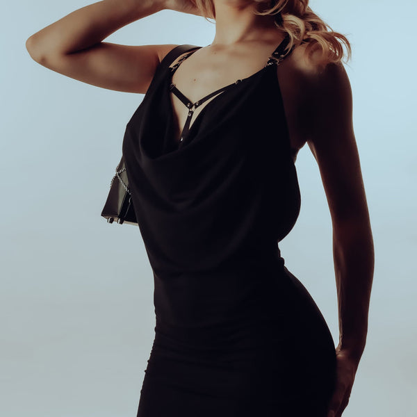 Robe convertible en bambou avec soutien-gorge harnais amovible, associée à un sac à main en cuir corseté avec détails en argent sterling et intérieur en daim violet. Audace, élégance et modularité.